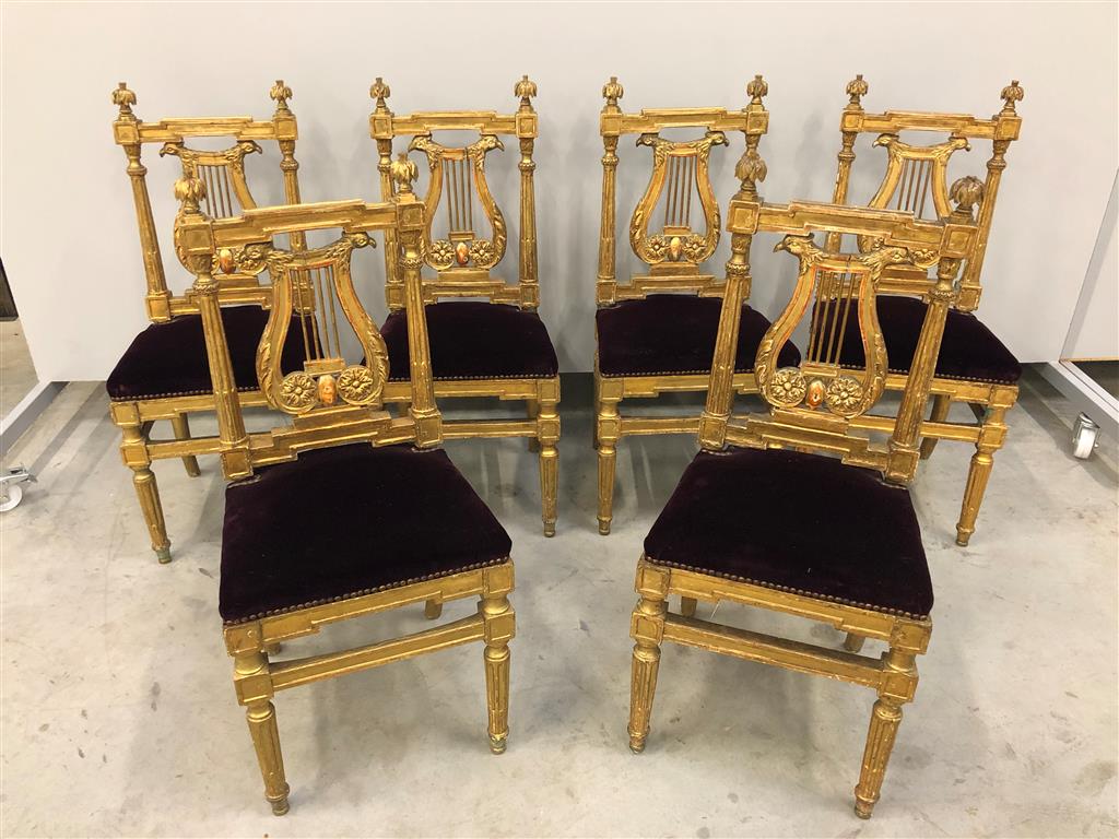 Lot 6 chaises en bois doré (anciennement peintes) à décor sc...  VENTE